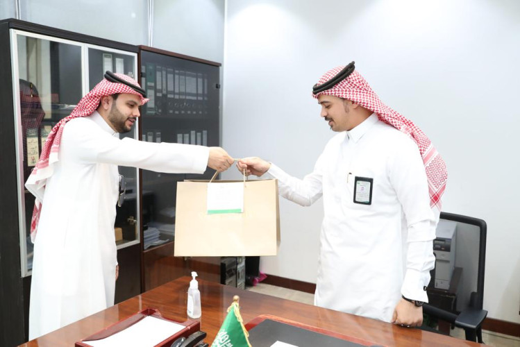 أمين منطقة الجوف يقدم التهنئة للعاملين بالميدان