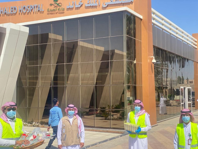 فريق نبض الحياة التطوعي بمنطقة تبوك يشارك العاملين في الميدان فرحتهم بحلول عيد الفطر المبارك