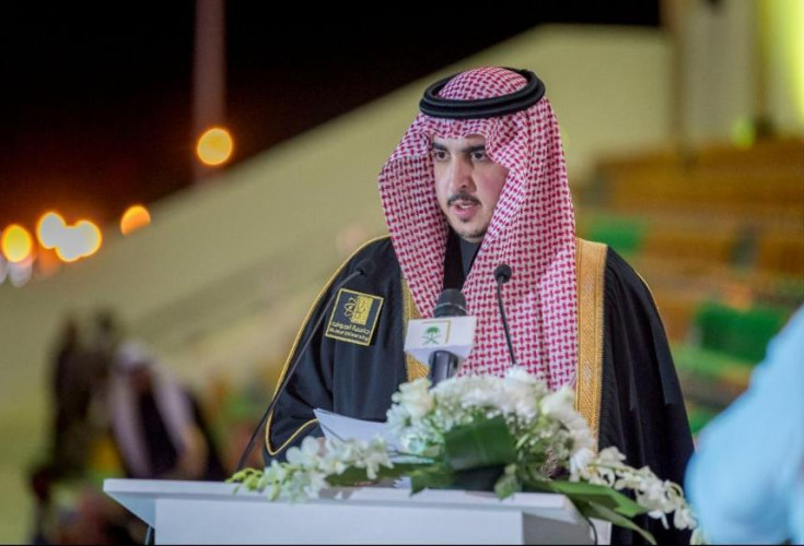 سمو الأمير فيصل بن نواف يشارك خريجي جامعة الجوف وخريجاتها