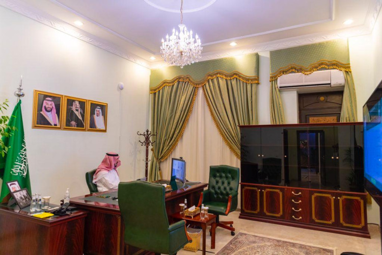 أمير الجوف يستعرض تجاوب المواطنين والمقيمين لإجراء الفحص الاختياري