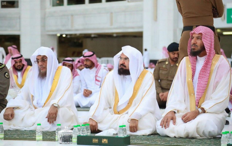 إقامة صلاة عيد الفطر في المسجد الحرام والمسجد النبوي وفقاً للأعداد والضوابط المتبعة والاحترازات الصحية اللازمة