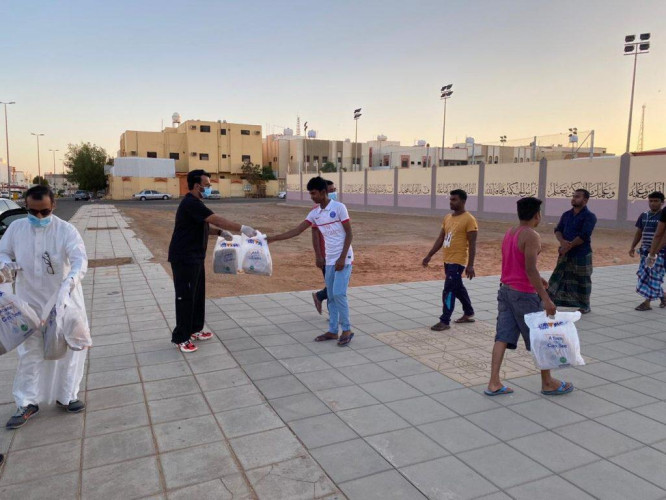 لجنة المسؤولية الاجتماعية بغرفة تبوك تواصل توزيع وجبات الإفطار