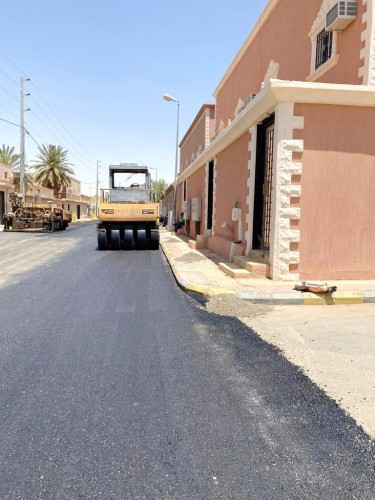 بلدية رفحاء تنفذ أعمال صيانة الشوارع في بعض أحياء المحافظة