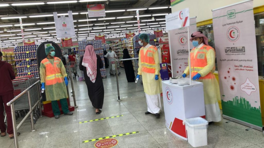 فريق الهلال الأحمر التطوعي بالقريات يقيم نقاط للفرز البصري بأحد الأسواق