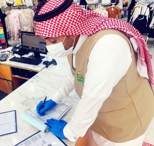 بلدية القريات :- تغلق مركزين تسوق بسبب دخول أطفال تحت سن 15 عام