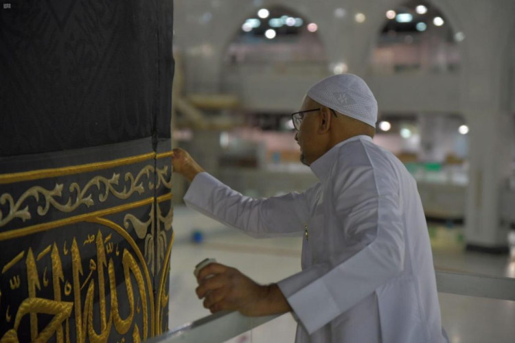 مجمع الملك عبدالعزيز لكسوة الكعبة المشرفة يشد الحزام والصيانة الدورية لثوب الكعبة المشرفة