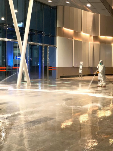 أمانة تبوك تستخدم مايزيد عن 446 ألف لتر من المطهرات لتعقيم المواقع الحيوية بالمنطقة