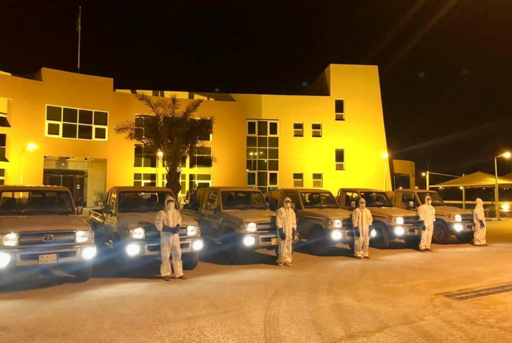 فرق من مركز النخيل والتمور بالأحساء تكافح الجراد