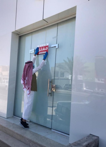 “بلدية القريات” اغلاق صالون حلاقة خالف قرار الإغلاق بالخفاء