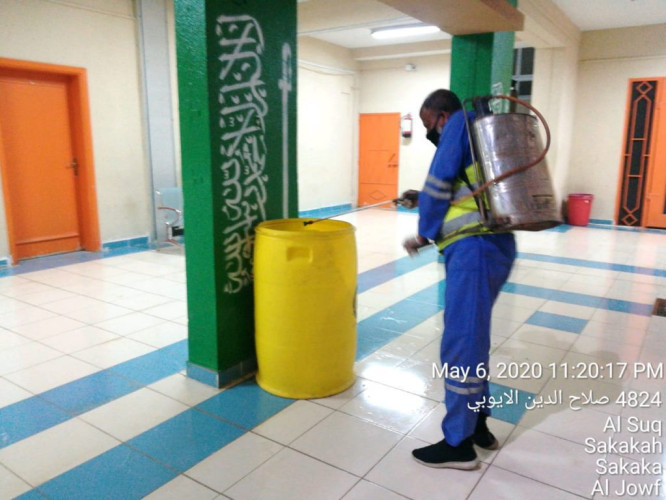 أمانة الجوف تواصل تطهير وتعقيم المجمعات التعليمية لسكن الوافدين
