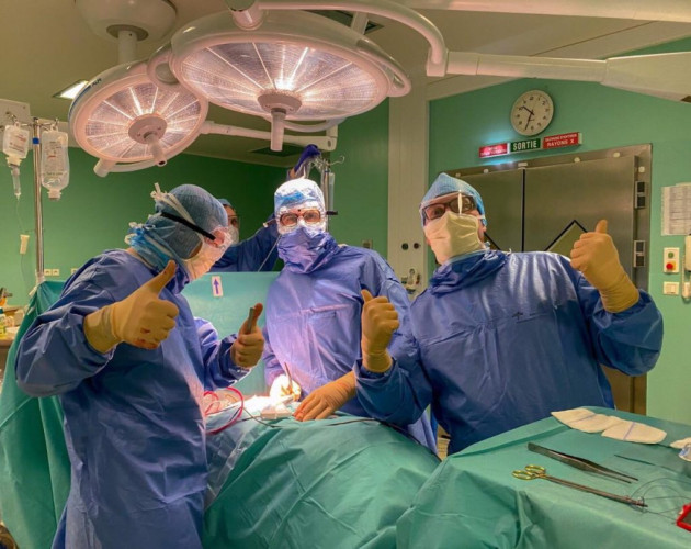 جراح سعودي ينجح بإزالة ورم دماغي لفتاة كويتية في فرنسا اعتذر طبيبها الفرنسي عن إجراء عمليتها في اللحظات الأخيرة