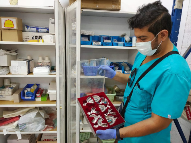 بلدية القطيف تغلق مستودعا مخالفا للمستلزمات الطبية