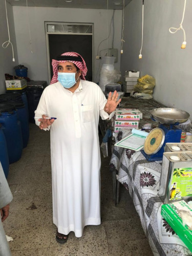 أمانة الجوف تغلق مخبزا ومحلين تمور يعملون دون ترخيص بسكاكا