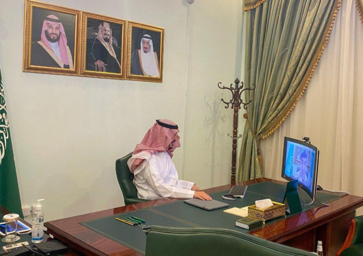 أمير منطقة الجوف يلتقي عن بُعد بقائد القاعدة الجوية بالمنطقة