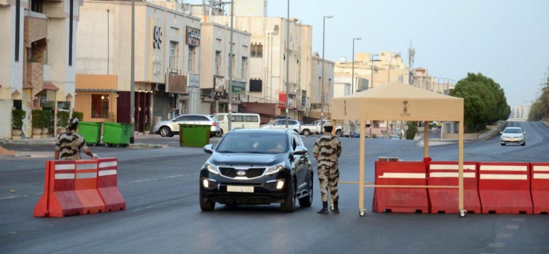 جهود رجال الأمن في تطبيق منع التجول في المدينة المنورة مع بدء العشر الأواخر من رمضان المبارك