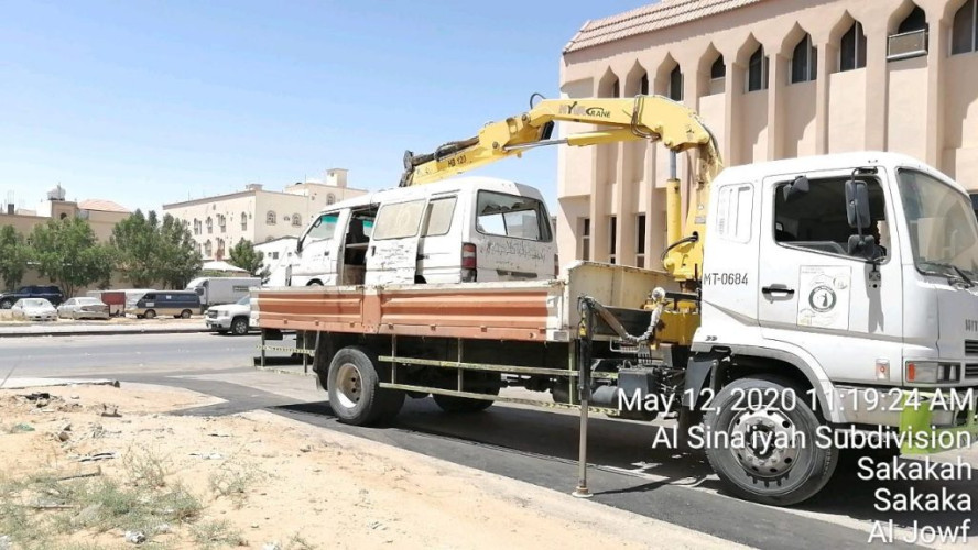 أمانة منطقة الجوف تواصل حملاتها لمعالجة التشوه البصري بإزالة السيارات التالفة