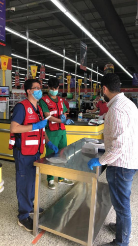 متطوعو الهلال الأحمر بمحافظة دومة الجندل يقيمون نقطة فرز بصري في الأسواق