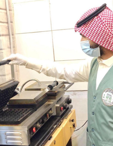 مراقبو بلدية رفحاء يواصلون جولاتهم المسائية على المنشآت الغذائية والمطاعم ويحررون مخالفتين