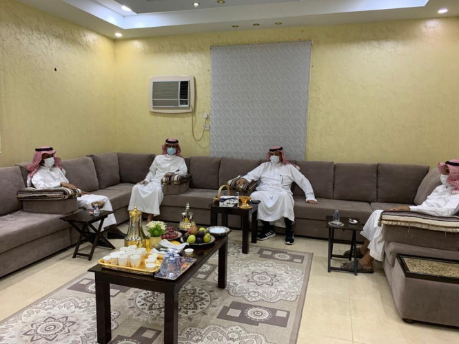 محافظ املج يطمئن على صحة الفايدي