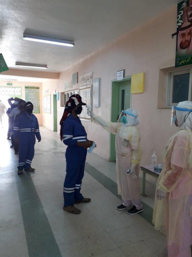 القطاع الصحي الخاص بالجوف يجري الفرز البصري لـ 450 وافدًا في مساكنهم