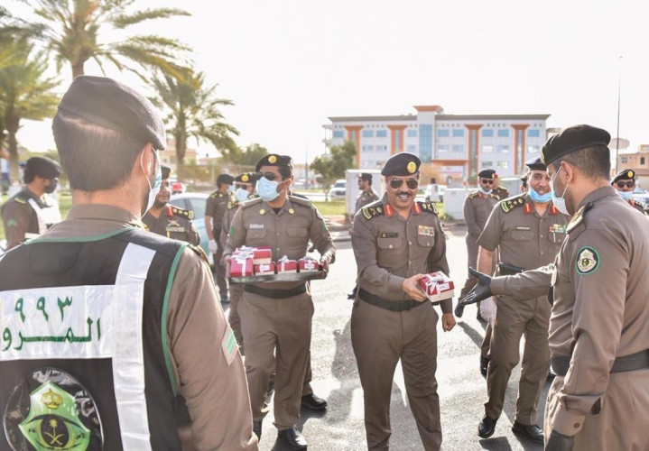 مدير شرطة منطقة حائل يتفقد رجال الأمن بالميدان ويهنئهم بعيد الفطر