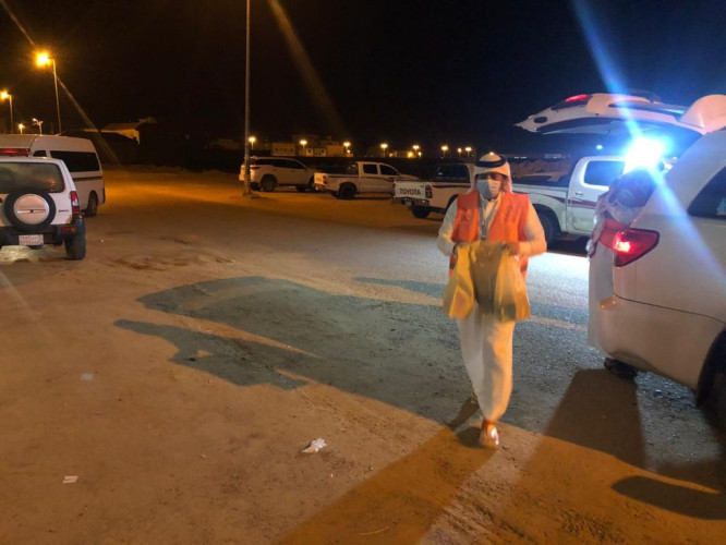 فريق سواعد الخير التطوعي يُعايد نُزلاء المحجر الصحي