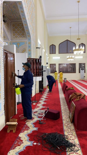 “بلدية الوجه” تبدأ بتطهير وتعقيم ساحات المساجد والجوامع بالمحافظة