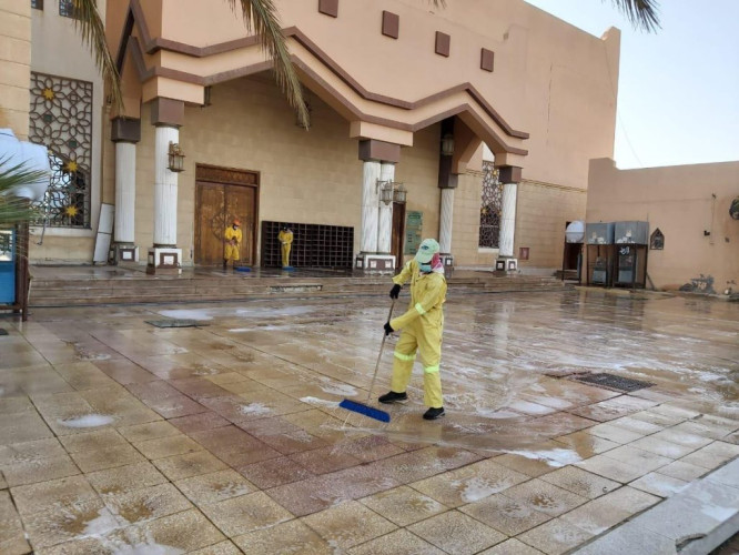 بلدية القريات تكثف أعمال تطهير وتعقيم ساحات المساجد والجوامع