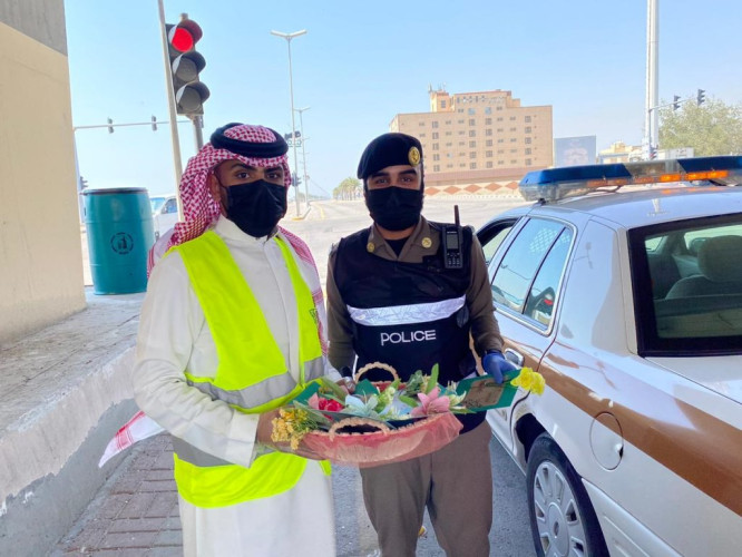 أمانة الشرقية تهنئ رجال الأمن وممرضي المحاجر بالورود وبطاقات التهنئة   