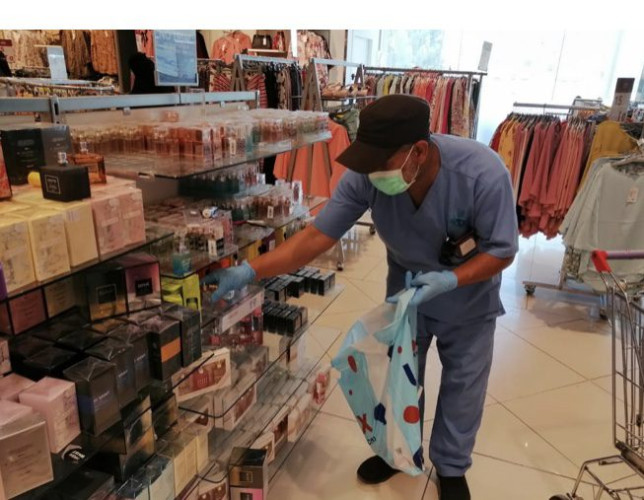 بلدية القطيف تصادر عينات التجربة لعدد من محلات العطور والتجميل لمخالفتها الاشتراطات الاحترازية