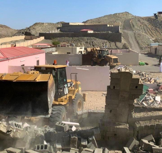 بلدية العمرة الفرعية تزيل تعديات في الفيحاء بمكة المكرمة