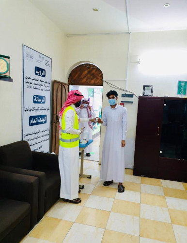 فريق تطوعي مع قادة المدارس يسلم شهادات الثانوية العامة بأملج