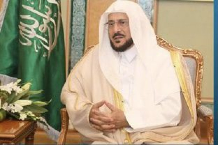 وزير الشؤون الإسلامية يوجه مديري فروع الوزارة باستقبال طلبات المواطنين عبر تطبيق (واتس آب)