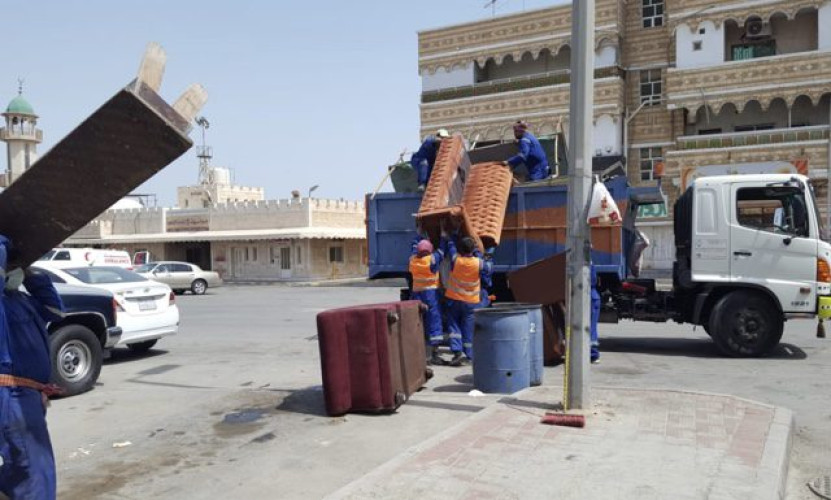 بلدية القطيف ترفع ٣٧٦٧٧ متر مكعب من النفايات والأنقاض في شهر