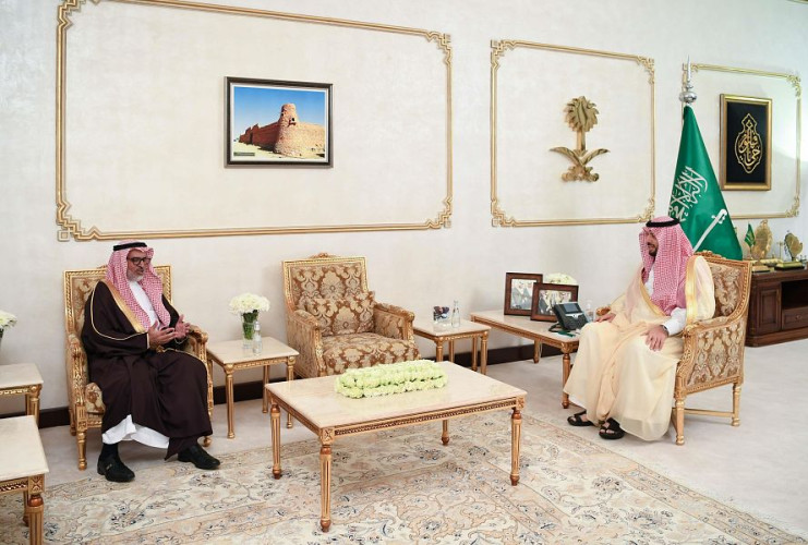 الأمير فيصل بن خالد بن سلطان يستقبل رئيس جامعة الحدود الشمالية ويتسلم تقريرًا عن خطة الأنشطة الصيفية