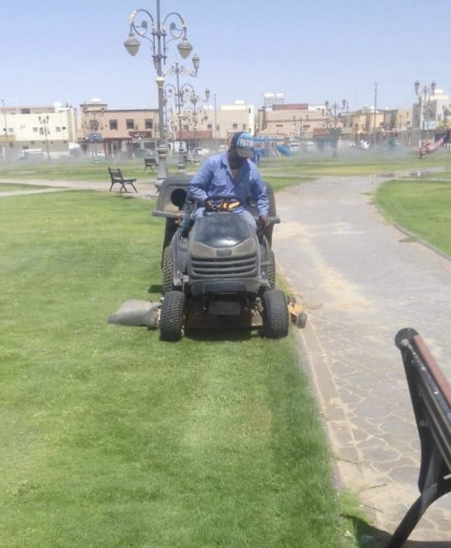 بلدية رفحاء تواصل أعمال صيانة الحدائق والمتنزهات