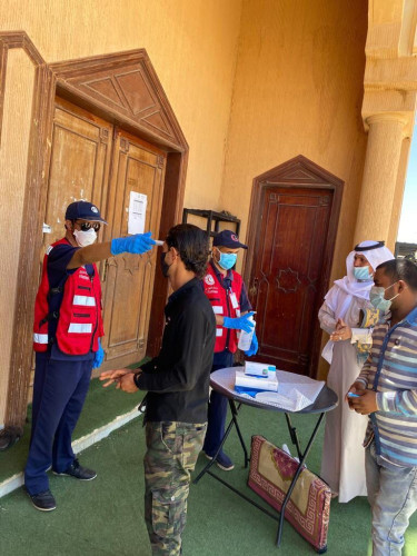 متطوعي الهلال الأحمر بالجوف يقيمون نقاط فرز ببعض جوامع المنطقة أثناء صلاة الجمعة