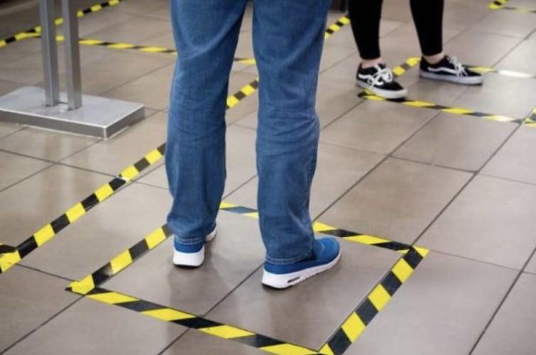 “الصحة العالمية” تجيب عن سؤال: هل يمكن للأحذية أن تتسبب في عدوى كورونا؟