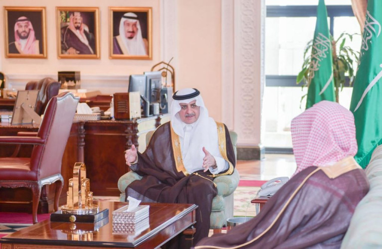 أمير منطقة تبوك يستقبل مدير عام فرع وزارة الشؤون الإسلامية بالمنطقة