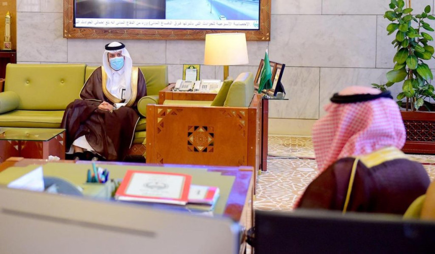 أمير منطقة الرياض يستقبل مدير عام الشؤون الصحية بالمنطقة