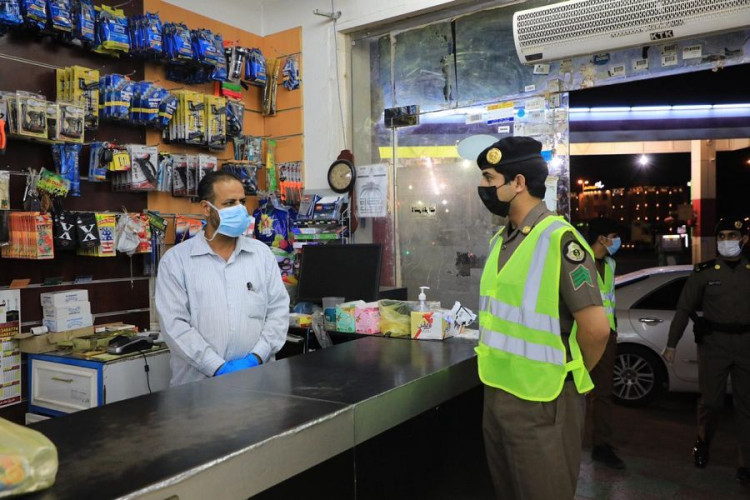 “الجهات الأمنية” في الأسواق التجارية وتوثق ضبط مخالفات عدم لبس الكمام بطريف