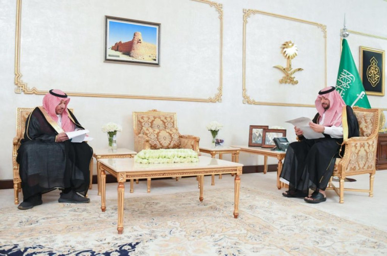 أمير الحدود الشمالية يتسلم تقريرًا عن أعمال فرع وزارة التجارة