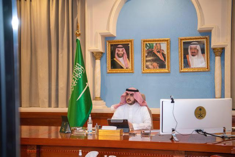 أمير الجوف يستعرض خطة غرفة العمليات المشتركة وافتتاح 8 عيادات تطمن بالمنطقة