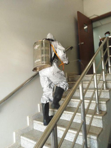 بلدية طريف تشرع بتطهير وتعقيم الجهات الحكومية بمحافظة طريف