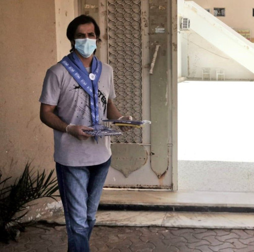 بالصور “رواد كشافة محافظة المجمعة” يساهمون بتوزيع السجادات والكمامات والمعقمات على المصلين