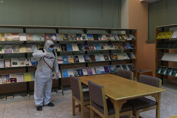 المكتبة العامة بتبوك تستعد لاستقبال روادها غدًا