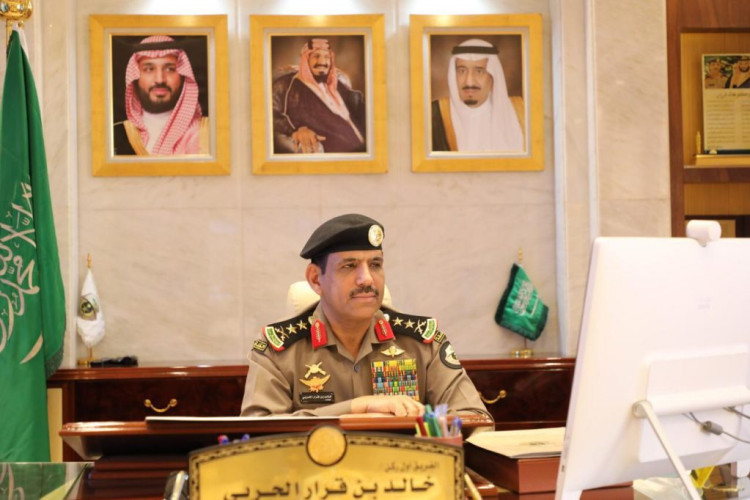 عبر الدائرة التلفزيونية المغلقة مدير الأمن العام يترأس اجتماع قادة الأمن العام  الرياض –