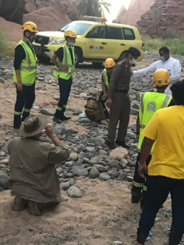 “مدني ضباء” ينقذ 5 اشخاص علقوا في وادي ” غمرة ” التابع لمركز الديسة بسبب الإجهاد