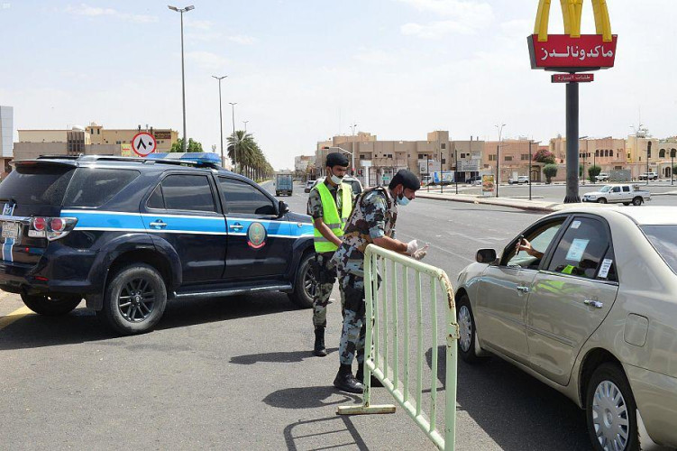 الجهات الأمنية بحائل تتابع تنفيذ الإجراءات الاحترازية والتدابير الوقائية لمواجهة جائحة كورونا