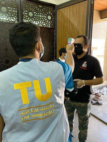 80 متطوعاً من جامعة الطائف ينفذون حملة “نعود بحذر”